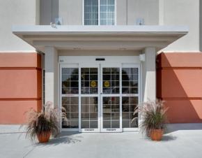  Candlewood Suites Salina, an IHG Hotel  Салина